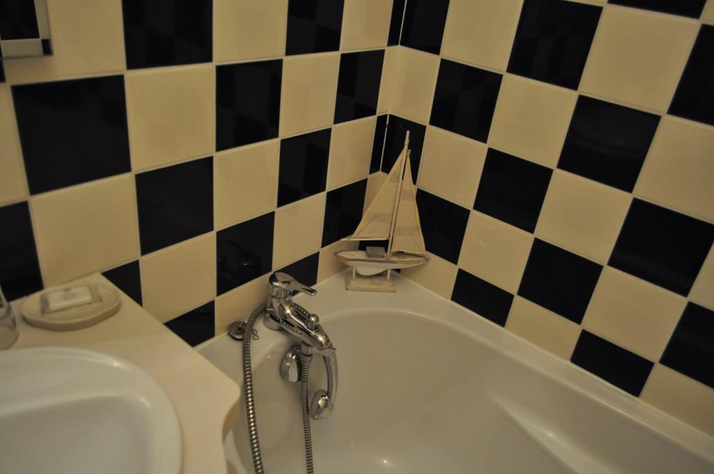 Le Chateau Des Ormes Bed & Breakfast Lambersart Rom bilde